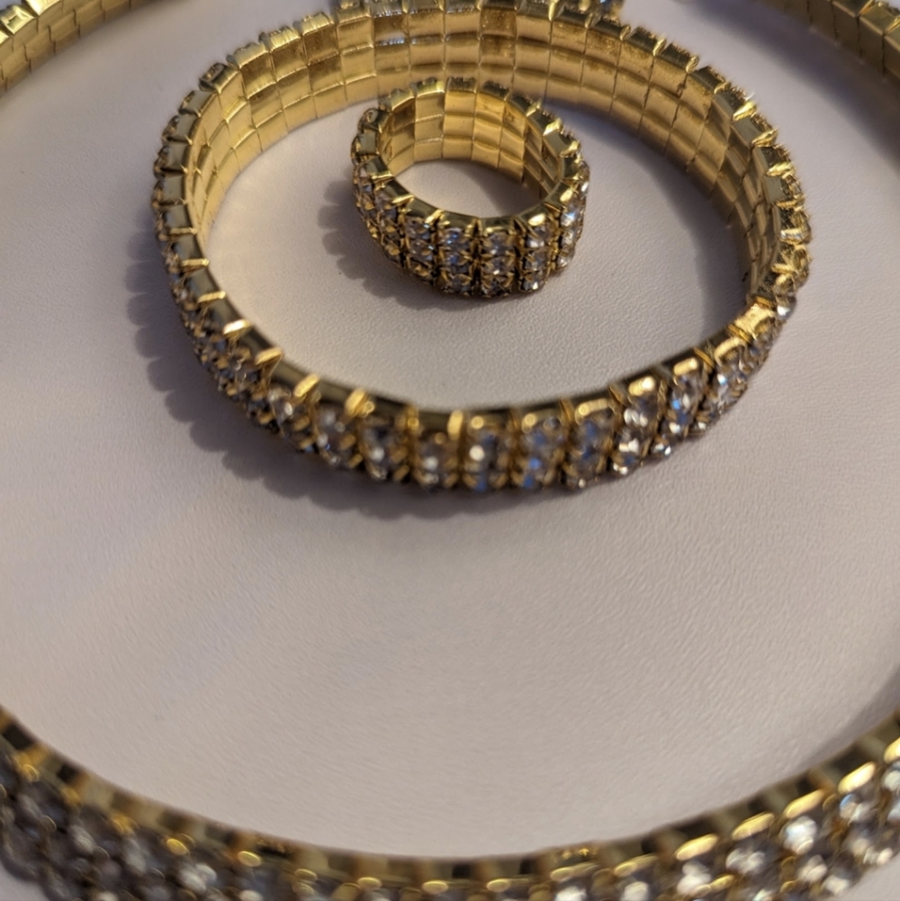 Gorgeous Jewelry Set - Picture 3 of 4